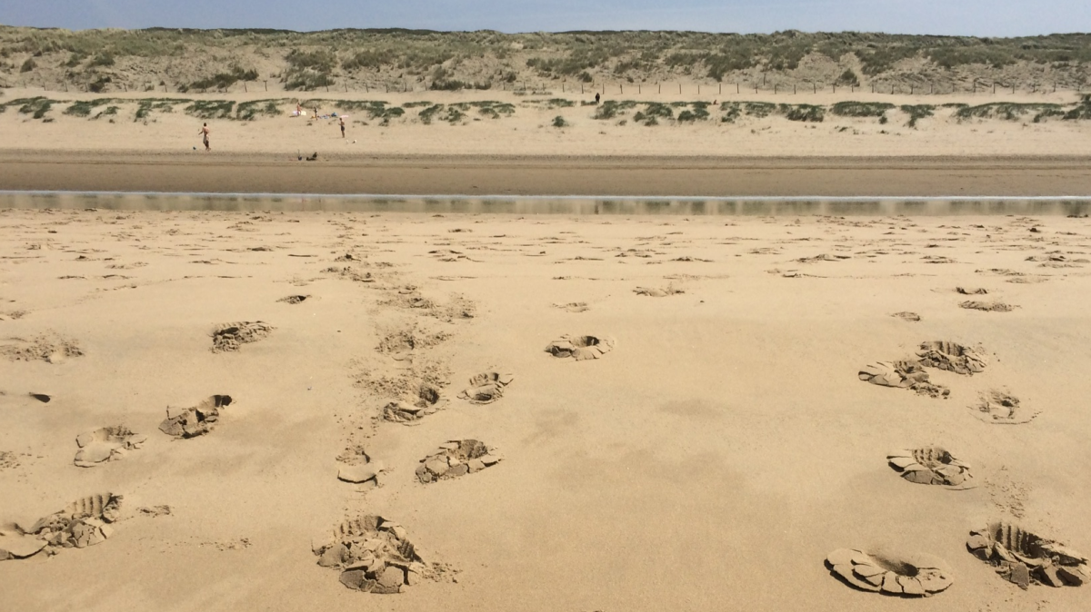 voetstappen op het strand